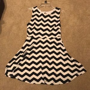 Sans Souci M black and white chevron dress